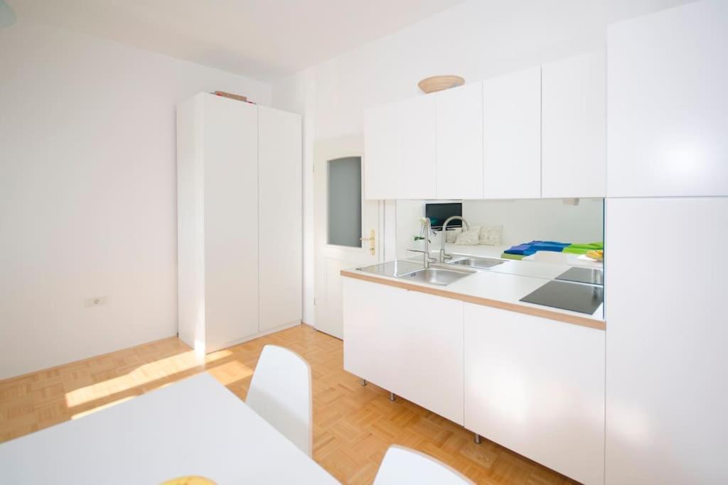The Cute, Sunny Apartment In The Center +P Любляна Екстериор снимка
